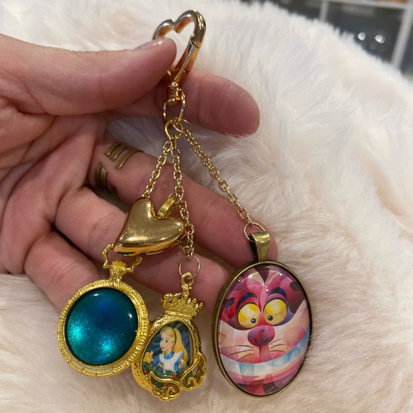 NWT ALICE IN WONDERLAND BAG CHARM PURSE KEYCHAIN GOLDEN TONE CHESHIRE MAD HAT - Picture 7 of 9